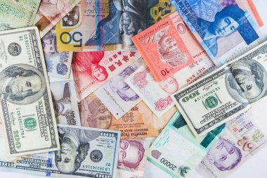 Çoklu para birimleri banknot renkli arka plan olarak küresel para finansal iş ekonomi kriz gösterdi