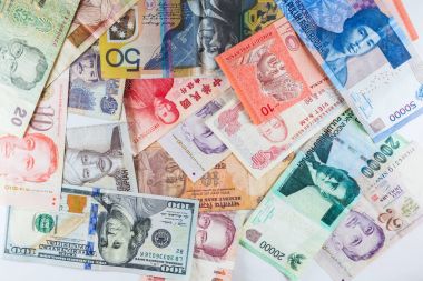 Çoklu para birimleri banknot renkli arka plan olarak küresel para finansal iş ekonomi kriz gösterdi