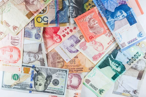 Banconote in diverse valute come sfondo colorato hanno mostrato la crisi economica finanziaria globale monetaria — Foto Stock