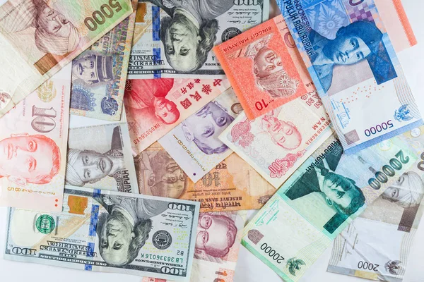 Billetes de múltiples monedas como fondo colorido mostró la crisis global de la economía financiera del negocio del dinero — Foto de Stock