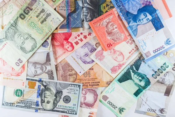 Více měn bankovky jako barevné pozadí ukázala krize ekonomiky globální peníze finanční podnikání — Stock fotografie