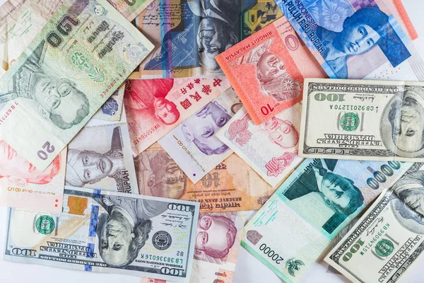 Banconote in diverse valute come sfondo colorato hanno mostrato la crisi economica finanziaria globale monetaria — Foto Stock
