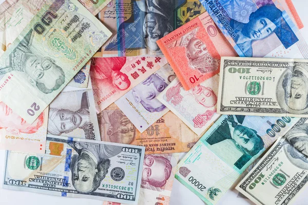 Çoklu para birimleri banknot renkli arka plan olarak küresel para finansal iş ekonomi kriz gösterdi