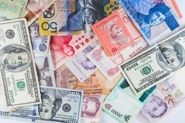 Billetes de múltiples monedas como fondo colorido mostró la crisis global de la economía financiera del negocio del dinero — Foto de Stock