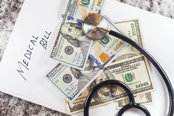 Стетоскоп з формулювання "Медичні рахунки" показ дорого охорони здоров'я або дорогі медичні рахунки з нами долар — стокове фото
