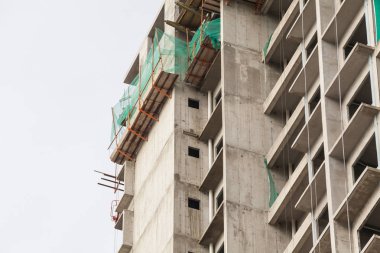 İnşaat sitesi görünümünü, Vinç, lift, metal kiriş, tuğla, metal merdiven ve beton