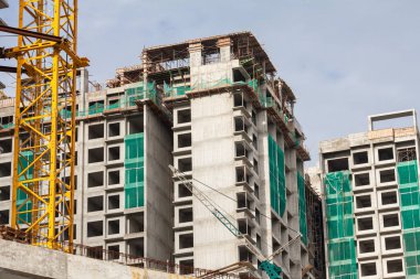 İnşaat sitesi görünümünü, Vinç, lift, metal kiriş, tuğla, metal merdiven ve beton