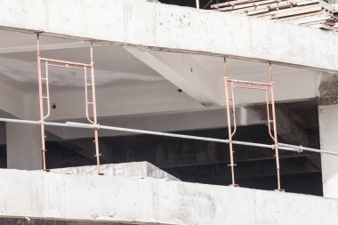 İnşaat sitesi görünümünü, Vinç, lift, metal kiriş, tuğla, metal merdiven ve beton