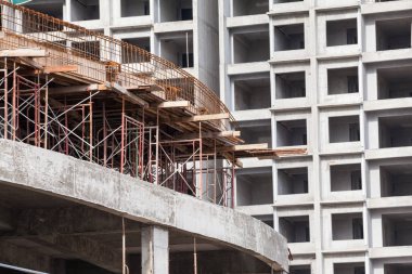 İnşaat sitesi görünümünü, Vinç, lift, metal kiriş, tuğla, metal merdiven ve beton