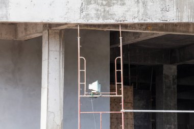 İnşaat sitesi görünümünü, Vinç, lift, metal kiriş, tuğla, metal merdiven ve beton
