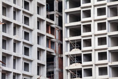 İnşaat sitesi görünümünü, Vinç, lift, metal kiriş, tuğla, metal merdiven ve beton