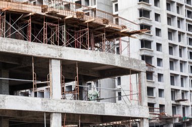 İnşaat sitesi görünümünü, Vinç, lift, metal kiriş, tuğla, metal merdiven ve beton