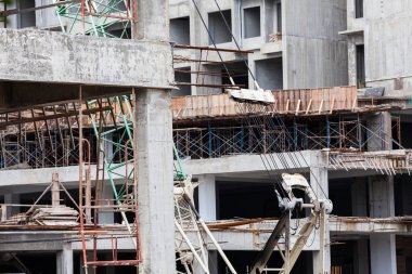 İnşaat sitesi görünümünü, Vinç, lift, metal kiriş, tuğla, metal merdiven ve beton