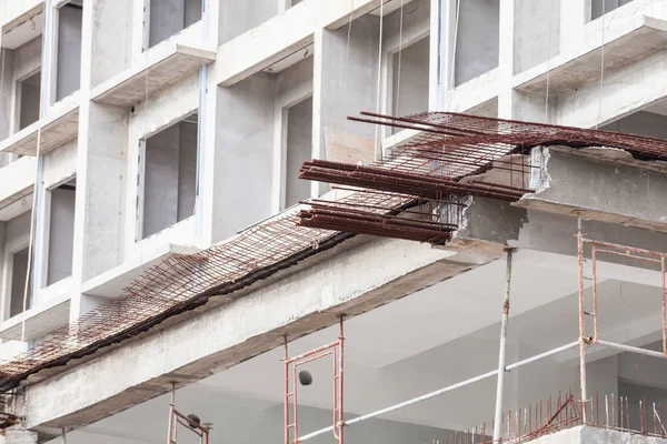 İnşaat sitesi görünümünü, Vinç, lift, metal kiriş, tuğla, metal merdiven ve beton