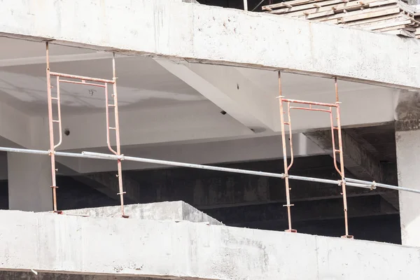 İnşaat sitesi görünümünü, Vinç, lift, metal kiriş, tuğla, metal merdiven ve beton