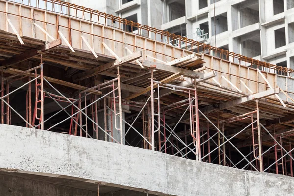 Weergave van de site van de bouw van de kraan, lift, metalen balk, baksteen, metalen ladder en beton — Stockfoto