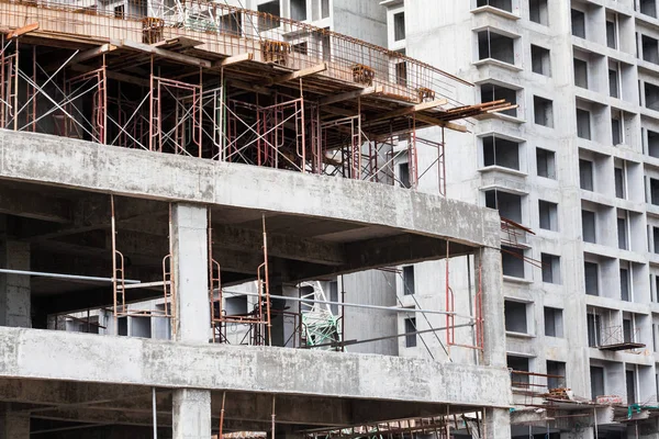 İnşaat sitesi görünümünü, Vinç, lift, metal kiriş, tuğla, metal merdiven ve beton