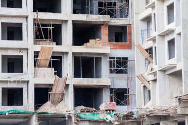 İnşaat sitesi görünümünü, Vinç, lift, metal kiriş, tuğla, metal merdiven ve beton