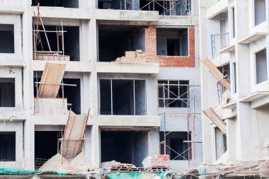 İnşaat sitesi görünümünü, Vinç, lift, metal kiriş, tuğla, metal merdiven ve beton