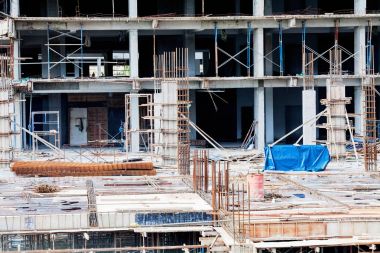 İnşaat sitesi görünümünü, Vinç, lift, metal kiriş, tuğla, metal merdiven ve beton