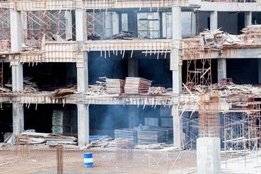 İnşaat sitesi görünümünü, Vinç, lift, metal kiriş, tuğla, metal merdiven ve beton