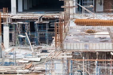 İnşaat sitesi görünümünü, Vinç, lift, metal kiriş, tuğla, metal merdiven ve beton