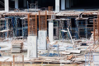 İnşaat sitesi görünümünü, Vinç, lift, metal kiriş, tuğla, metal merdiven ve beton