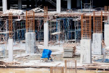 İnşaat sitesi görünümünü, Vinç, lift, metal kiriş, tuğla, metal merdiven ve beton