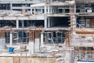 İnşaat sitesi görünümünü, Vinç, lift, metal kiriş, tuğla, metal merdiven ve beton