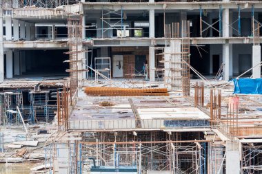 İnşaat sitesi görünümünü, Vinç, lift, metal kiriş, tuğla, metal merdiven ve beton