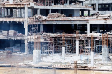 İnşaat sitesi görünümünü, Vinç, lift, metal kiriş, tuğla, metal merdiven ve beton