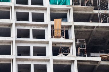 İnşaat sitesi görünümünü, Vinç, lift, metal kiriş, tuğla, metal merdiven ve beton