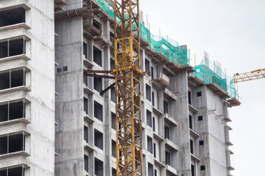 İnşaat sitesi görünümünü, Vinç, lift, metal kiriş, tuğla, metal merdiven ve beton