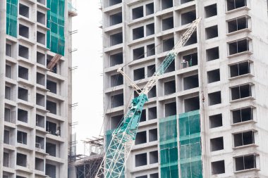 İnşaat sitesi görünümünü, Vinç, lift, metal kiriş, tuğla, metal merdiven ve beton