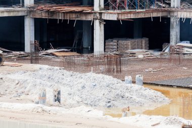 İnşaat sitesi görünümünü, Vinç, lift, metal kiriş, tuğla, metal merdiven ve beton