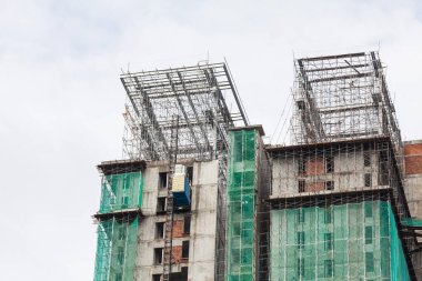 İnşaat sitesi görünümünü, Vinç, lift, metal kiriş, tuğla, metal merdiven ve beton