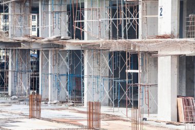 İnşaat sitesi görünümünü, Vinç, lift, metal kiriş, tuğla, metal merdiven ve beton