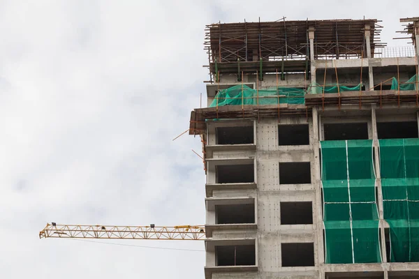 Weergave van de site van de bouw van de kraan, lift, metalen balk, baksteen, metalen ladder en beton — Stockfoto