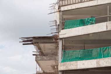 İnşaat sitesi görünümünü, Vinç, lift, metal kiriş, tuğla, metal merdiven ve beton