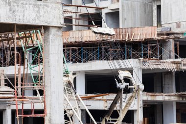 İnşaat sitesi görünümünü, Vinç, lift, metal kiriş, tuğla, metal merdiven ve beton