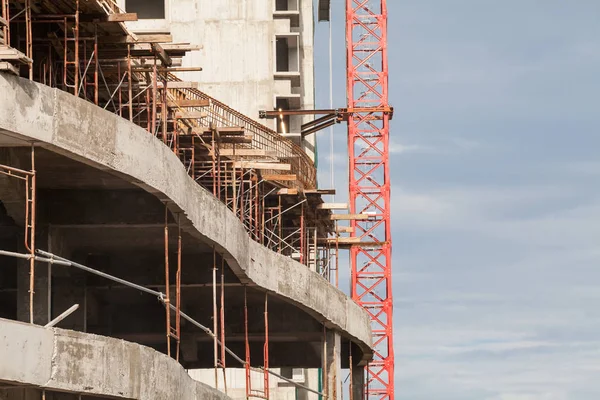 Weergave van de site van de bouw van de kraan, lift, metalen balk, baksteen, metalen ladder en beton — Stockfoto