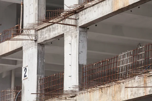 İnşaat sitesi görünümünü, Vinç, lift, metal kiriş, tuğla, metal merdiven ve beton