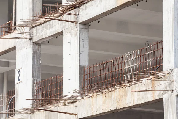 Weergave van de site van de bouw van de kraan, lift, metalen balk, baksteen, metalen ladder en beton — Stockfoto
