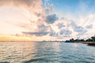 Sunrise sarı bulut ve mavi gökyüzü deniz manzarası Esplanade, George Town görüntülemek