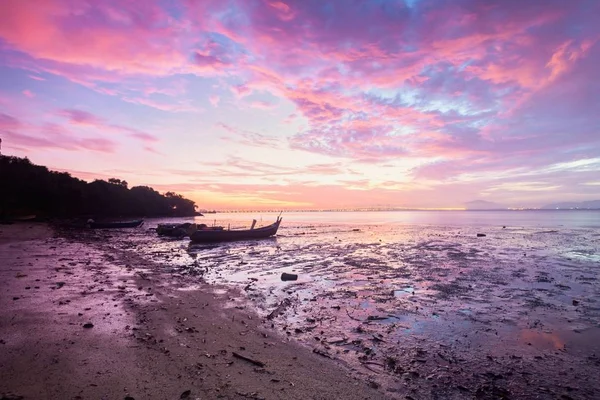 紫色の朝焼けとボートとハンマー湾からペナン ブリッジ ジョージタウン ペナン、マレーシア — ストック写真