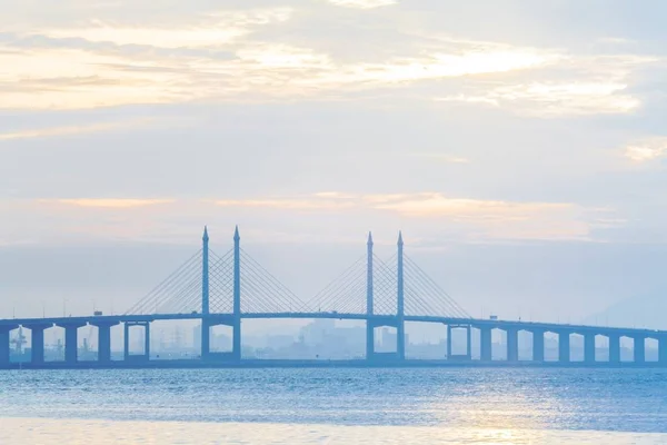 Blick auf die Penang-Brücke von der Hammerbucht, georgische Stadt Penang, Malaysia — Stockfoto