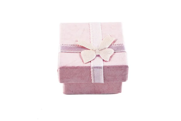 Caja de regalo pequeña de papel de color rosa clásico para envolver el regalo con fondo blanco — Foto de Stock