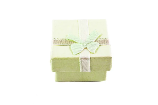 Caja de regalo pequeña de papel clásico para envolver regalos con fondo blanco —  Fotos de Stock