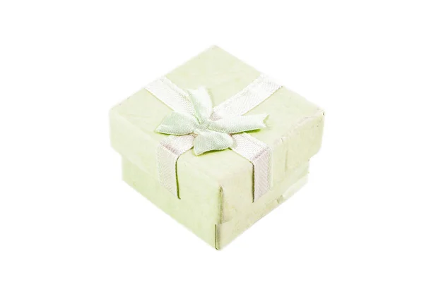 Caja de regalo pequeña de papel clásico para envolver regalos con fondo blanco — Foto de Stock