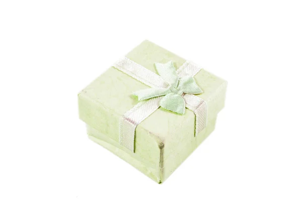 Caja de regalo pequeña de papel clásico para envolver regalos con fondo blanco — Foto de Stock